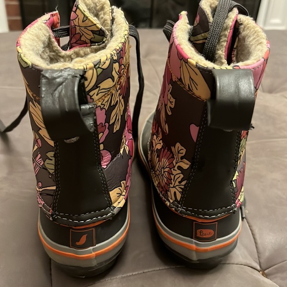 Peace floral lined snow boots size 7 - Picture 4 of 4